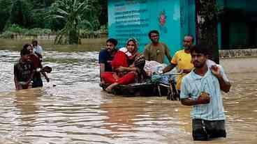 Sobe número de mortos por causa das enchentes em Bangladesh