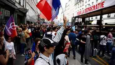 Franceses vão às ruas, em protesto contra nomeação de Barnier