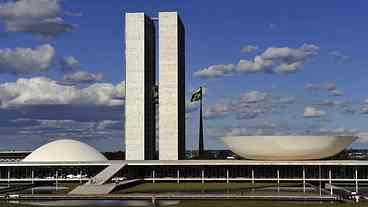 Congresso derruba veto de Bolsonaro a auxílio emergencial e internet nas escolas