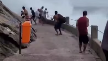 Onda gigante arrasta banhistas na Pedra do Leme, Zona Sul do Rio